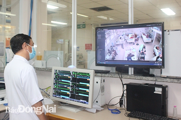 Bác sĩ Bệnh viện Đa khoa Đồng Nai theo dõi diễn biến sức khỏe của bệnh nhân Covid-19 đang điều trị tại bệnh viện (ảnh: HD)