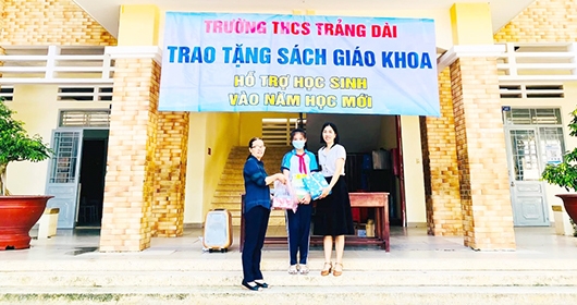 Ban giám hiệu Trường THCS Trảng Dài (P.Trảng Dài, TP.Biên Hòa) tặng sách và đồ dùng học tập cho học sinh có hoàn cảnh khó khăn