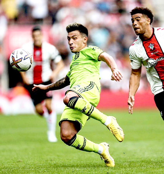 Lisandro Martinez đá tốt trong màu áo mới MU