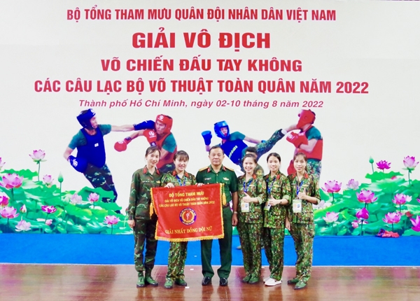 Đại tá Vũ Văn Điền, Ủy viên Ban TVTU, Chỉ huy trưởng Bộ Chỉ huy quân sự tỉnh động viên các nữ giành giải nhất đồng đội tại Giải vô địch võ chiến đấu tay không toàn quân năm 2022. Ảnh: N.Hà