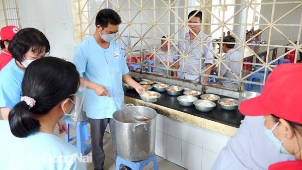 Nhân viên của bệnh viện tích cực hỗ trợ cùng đoàn Hội Chữ thập đỏ tỉnh chăm lo bữa ăn cho bệnh nhân