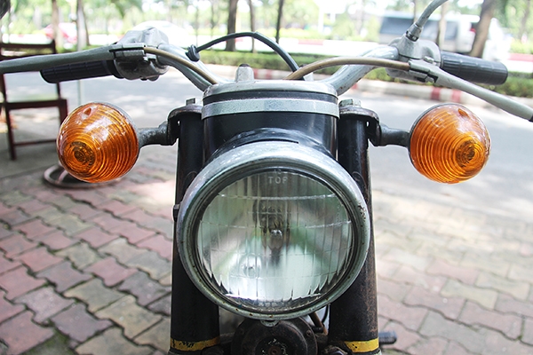 Phần mặt nạ của chiếc xe Honda 67 từ đèn, còi, bộ đèn xi - nhan là những đặc điểm dễ nhận ra hàng zin