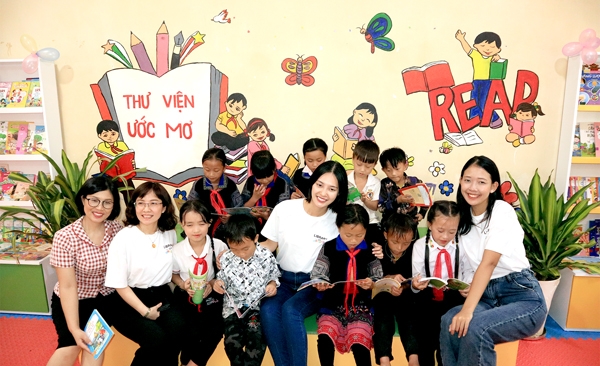 Hoa hậu Nông Thúy Hằng và á hậu Lương Thị Hoa Đan chung vui cùng các bạn nhỏ trong thư viện miền cao