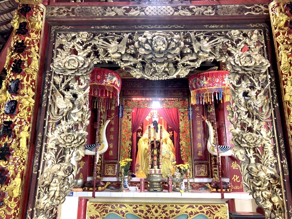 Chánh điện và tượng thần đình Phước Lư (TP.Biên Hòa)