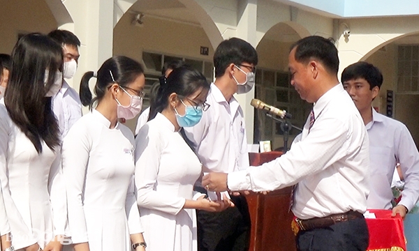 Phó chủ tịch UBND TP. Long Khánh Bùi Quốc Thể tặng học bổng các em học sinh khó khăn tại Trường THPT Long Khánh trong ngày khai giảng