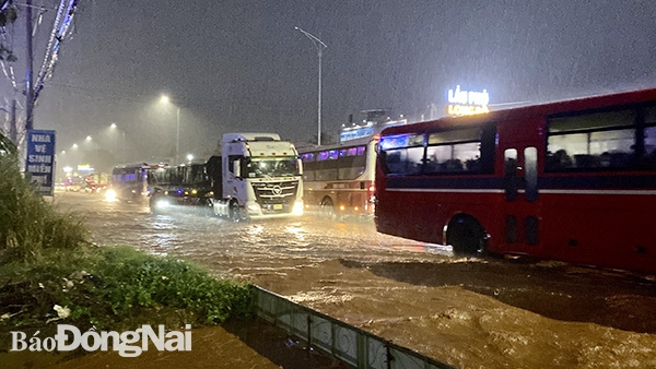 Quốc lộ 20 đoạn qua ấp Đức Long 3, xã Gia Tân 2 (H.Thống Nhất) ngập trong cơn mưa chiều tối 23-9. Ảnh: Kim Thành