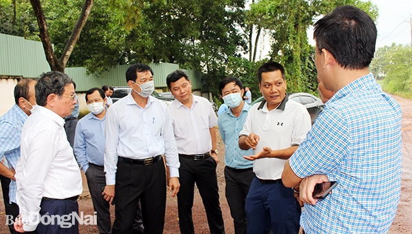 Phó chủ tịch UBND tỉnh Võ Văn Phi (ngoài cùng bên trái) nghe chủ đầu tư chia sẻ về địa điểm lựa chọn thí điểm mô hình
