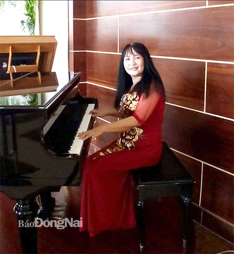 Nghệ sĩ Trâm Oanh bên cây đàn piano