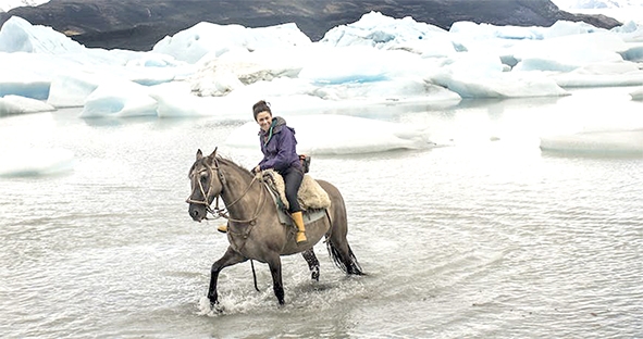 Cưỡi ngựa trên sông băng ở vùng biển Patagonia, Chile. Nguồn: Andria Hautamaki/Getty Images/lonelyplanet.com