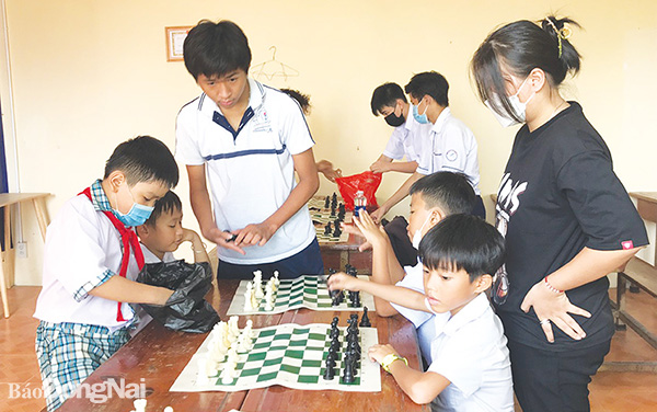 Học sinh tham gia CLB Cờ vua trong Ngôi nhà trí tuệ tại Trung tâm Văn hóa - thể thao và học tập cộng đồng xã Tân Bình, H.Vĩnh Cửu. Ảnh: L.Na