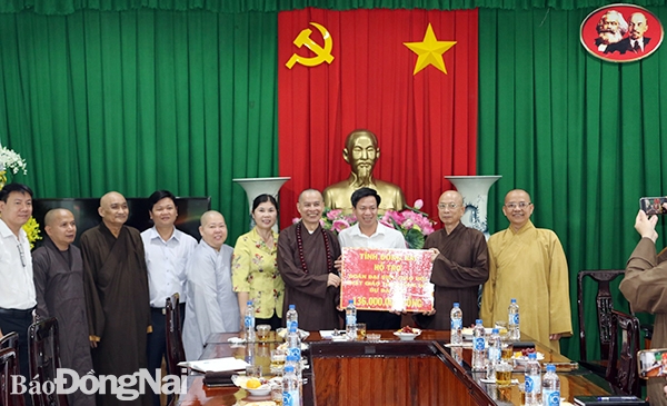 Ban Tôn giáo tỉnh trao tặng kinh phí hỗ trợ đoàn đại biểu Phật giáo tỉnh Đồng Nai dự Đại hội đại biểu Phật giáo Việt Nam lần thứ IX