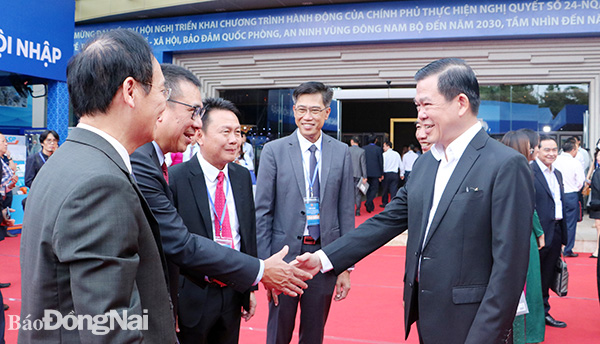 Ủy viên Trung ương Đảng, Bí thư Tỉnh ủy Nguyễn Hồng Lĩnh tiếp xúc, chia sẻ với các doanh nghiệp đầu tư nước ngoài bên lề hội nghị. (Ảnh: Hoàng Hải)