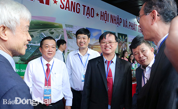 Chủ tịch UBND tỉnh Cao Tiến Dũng chia sẻ với các doanh nghiệp bên lề hội nghị
