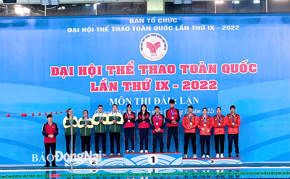 Phó giám đốc Sở VH-TTDL Bùi Thanh Nam vinh dự trao huy chương cho các VĐV đạt thứ hạng cao ở nội dung tiếp sức 4x50m nam nữ