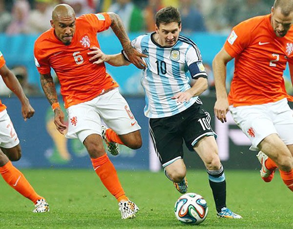 Messi gây nhiều khó khăn cho tuyển Hà Lan tại bán kết World Cup 2014