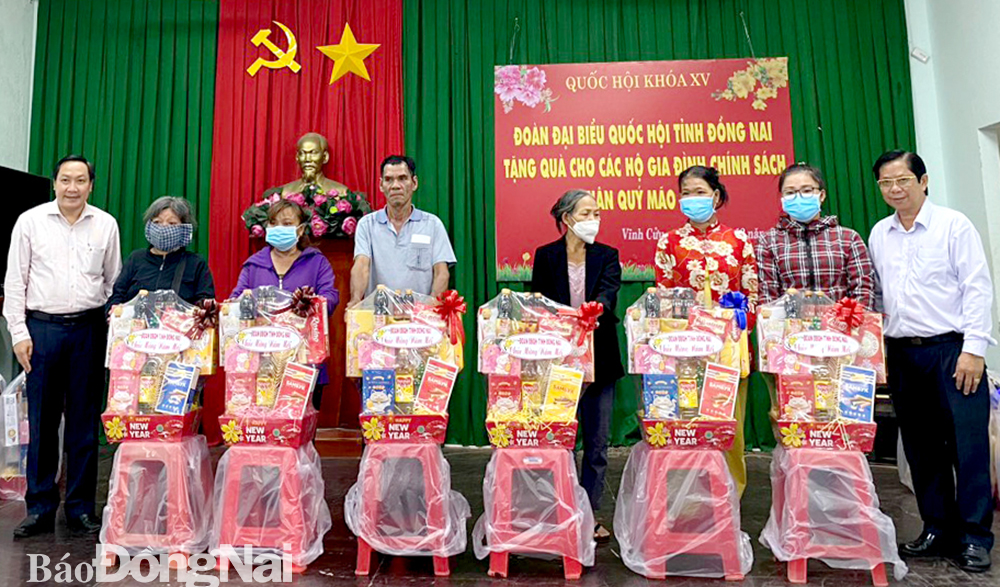 Đại biểu Bùi Xuân Thống, Phó trưởng chuyên trách Đoàn đại biểu Quốc hội tỉnh trao quà Tết cho các hộ gia đình khó khăn tại H.Vĩnh Cửu