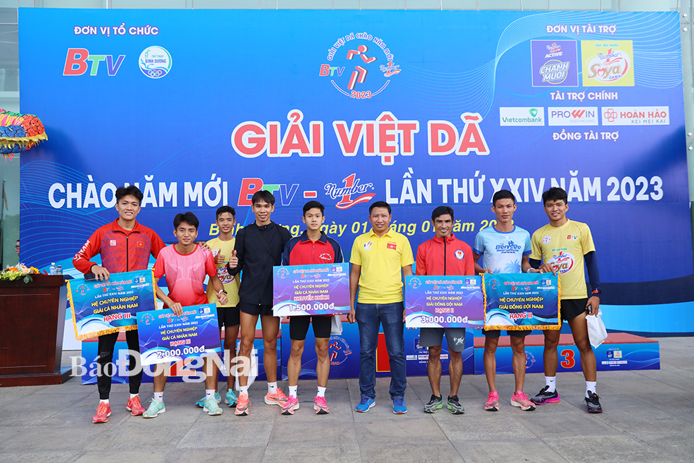 Đội tuyển nam Đồng Nai vui mừng khi giành hạng nhì đồng đội nam 10km hệ đội tuyển