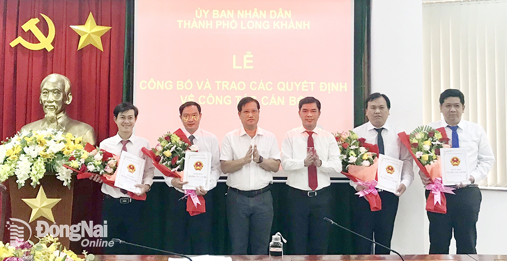 Lãnh đạo TP.Long Khánh chúc mừng các đồng chí được nhận quyết định