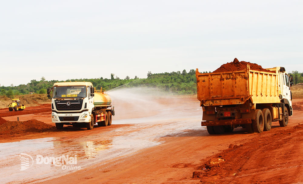 Tưới nước giảm bụi khu vực thi công dự án Cảng hàng không quốc tế Long Thành. Ảnh: Ban Mai