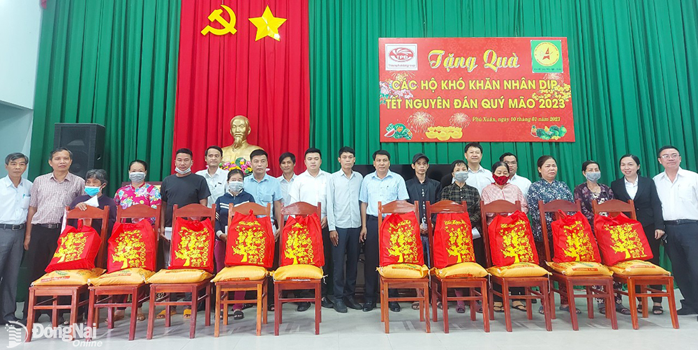 Chi hội doanh nhân trẻ Tân Phú - Định Quán trao tặng 200 phần quà Tết cho người dân có hoàn cảnh khó khăn 