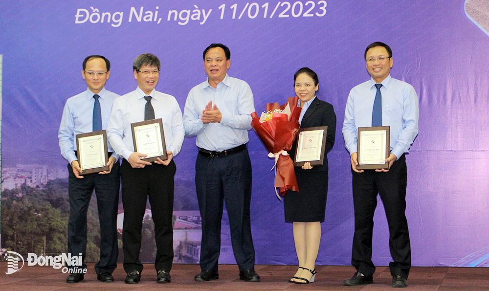 Trao thưởng cho các đơn vị đạt thành tích cao trong sản xuất kinh doanh