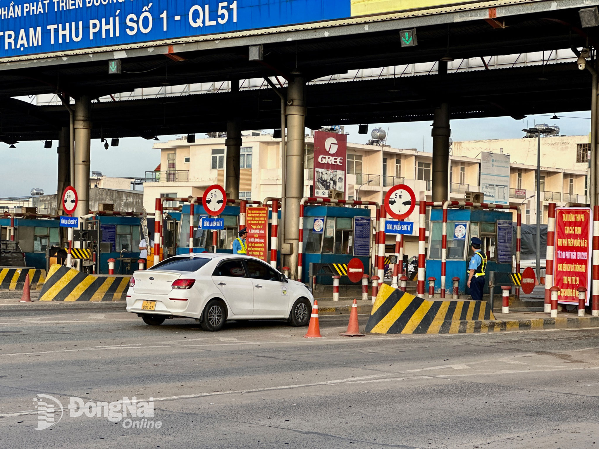 Dòng xe lưu thông qua trạm thu phí T1 (P.Tam Phước, TP.Biên Hòa) trên quốc lộ 51 khi tạm dừng thu phí. Ảnh: Đăng Tùng