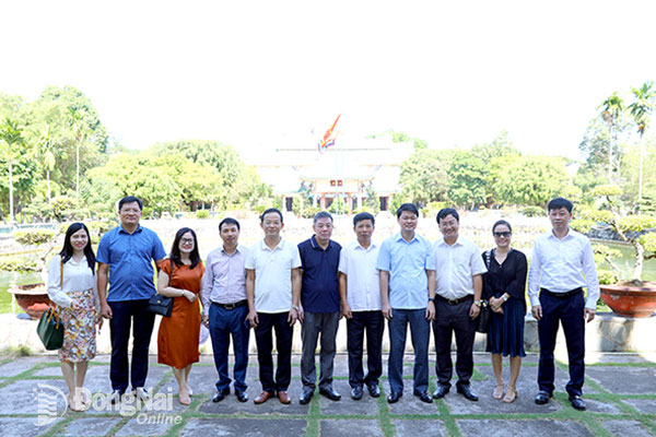 Đoàn lãnh đạo các cơ quan báo chí phía Bắc cùng Báo Đồng Nai tham quan Văn miếu Trấn Biên. Ảnh: Huy Anh