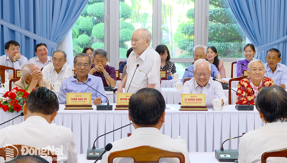 Đồng chí Huỳnh Văn Bình, nguyên Phó bí thư Tỉnh ủy, Chủ tịch UBND tỉnh có ý kiến tại hội nghị.