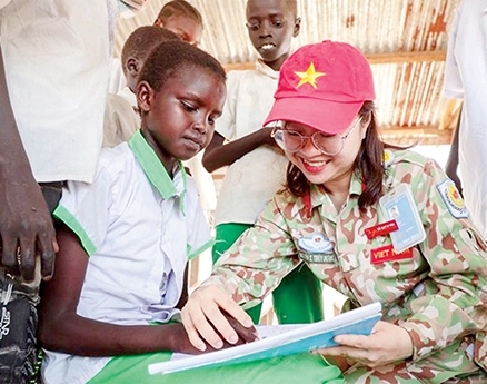 Chị Nguyễn Thùy Dương dạy học cho trẻ em Nam Sudan. Ảnh: NVCC