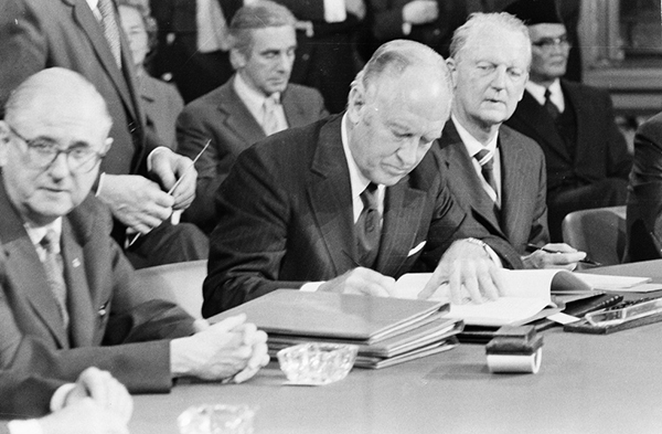 Bộ trưởng Ngoại giao Hoa Kỳ William Harriman ký Hiệp định Paris ngày 27-1-1973 tại Trung tâm Hội nghị quốc tế ở thủ đô Paris (Pháp)