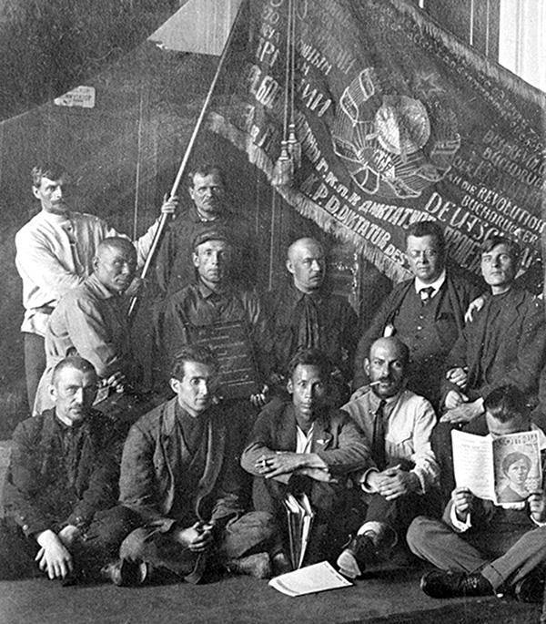 Đồng chí Nguyễn Ái Quốc (hàng đầu, thứ 3 từ trái sang) cùng các đại biểu tham dự Đại hội V Quốc tế Cộng sản. Ảnh: Commons.wikimedia.org/qdnd.vn