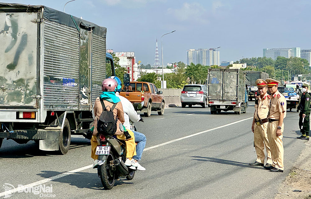 Đội Cảnh sát giao thông số 1 (Phòng Cảnh sát giao thông Công an tỉnh) bố trí lực lượng kiểm soát giao thông dọc quốc lộ 1 (đoạn qua TP.Biên Hòa và H.Trảng Bom) trong những ngày giáp Tết. Ảnh: Minh Thành.
