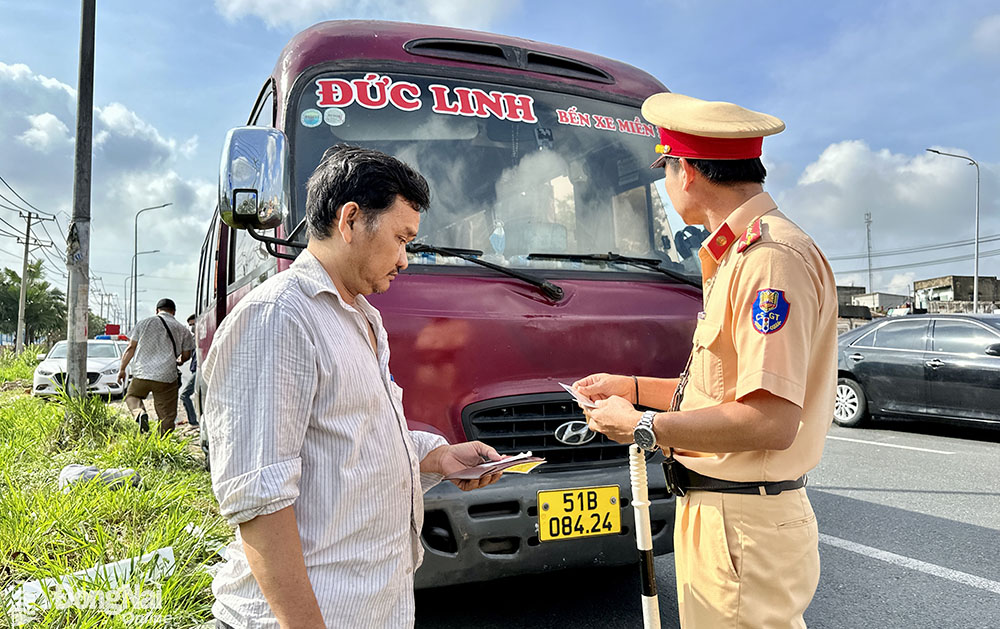 Trong những ngày cận Tết, Đội Cảnh sát giao thông số 1 (Phòng Cảnh sát giao thông Công an tỉnh) tập trung kiểm tra các loại xe khách lưu thông dọc quốc lộ 1 (đoạn qua TP.Biên Hòa và H.Trảng Bom) hướng về các tỉnh miền Trung, miền Bắc. Ảnh: Minh Thành