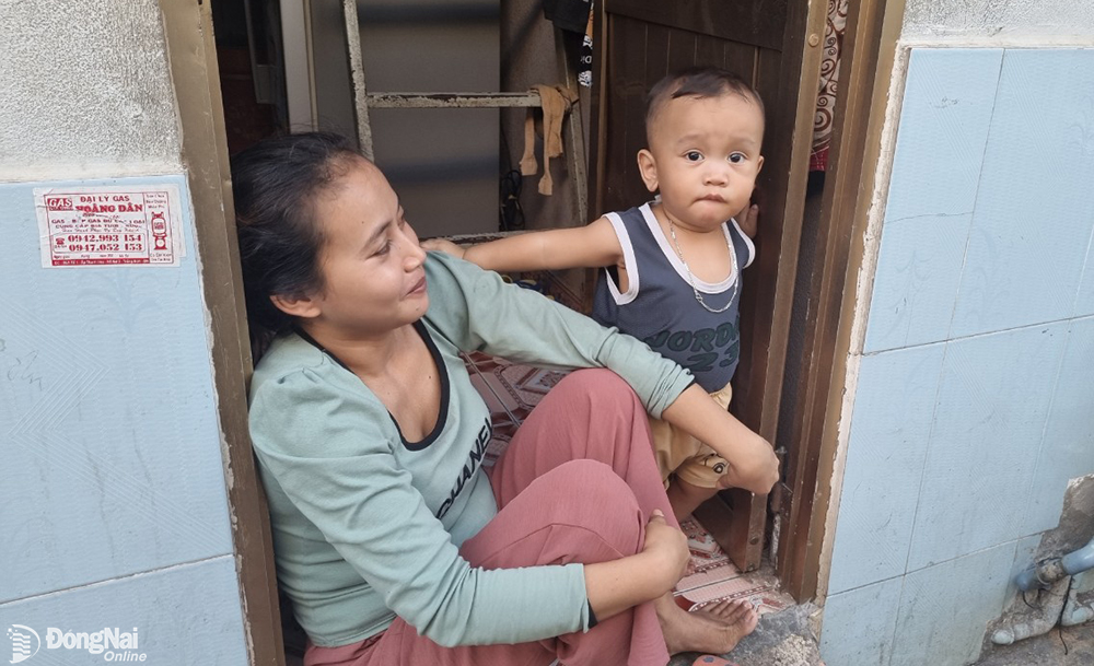 Những người lao động nghèo sinh sống trong không gian nhỏ hẹp, ra trước cửa phòng trọ đứng trong nỗi nhớ quê, nhớ người thân