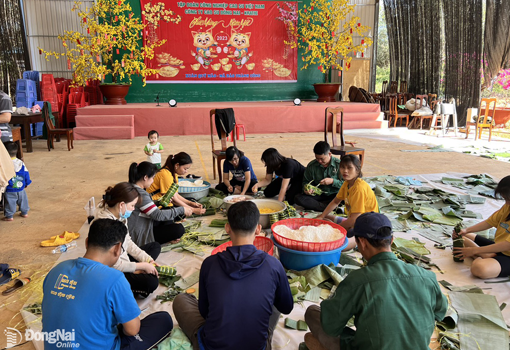 Công đoàn Công ty cao su Đồng Nai-Kratie tổ chức Tết sum vầy và gói bánh chưng cho công nhân ở lại trực Tết (ảnh: CĐ)