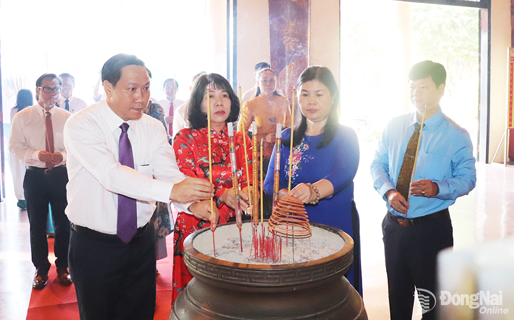 Phó chủ tịch HĐND tỉnh Hoàng Thị Bích Hằng và lãnh đạo các sở, ban, ngành dâng hương tại tượng thờ Chủ tịch Hồ Chí Minh trong Bái Đường (gian thờ chính trong Văn Miếu Trấn Biên)