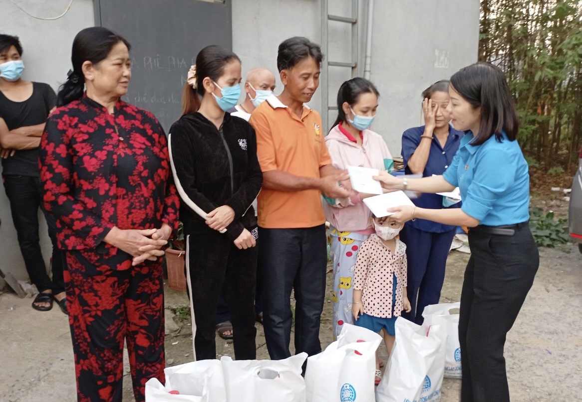 Liên đoàn Lao động H.Long Thành thăm hỏi, tặng quà tết cho công nhân ở trọ đón Tết xa quê