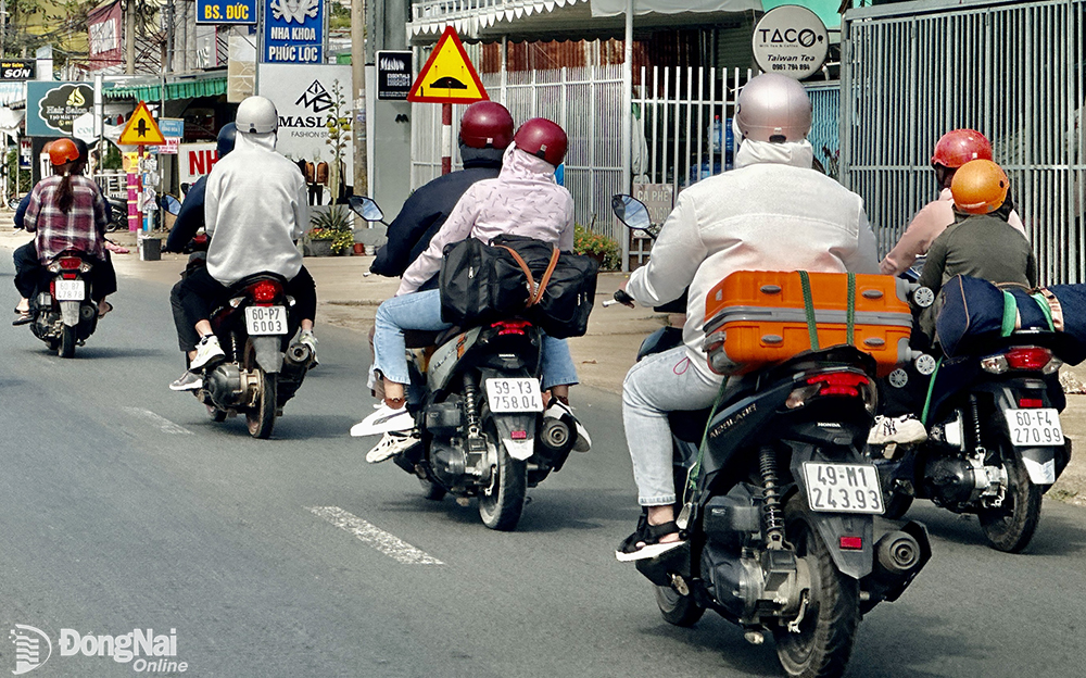 Dòng xe lưu thông trên quốc lộ 1 đoạn qua H.Trảng Bom (hướng H.Xuân Lộc - TP.Biên Hòa) trong ngày Mùng 5 Tết chủ yếu là xe máy của người dân từ quê trở về các đô thị. Ảnh: Đăng Tùng