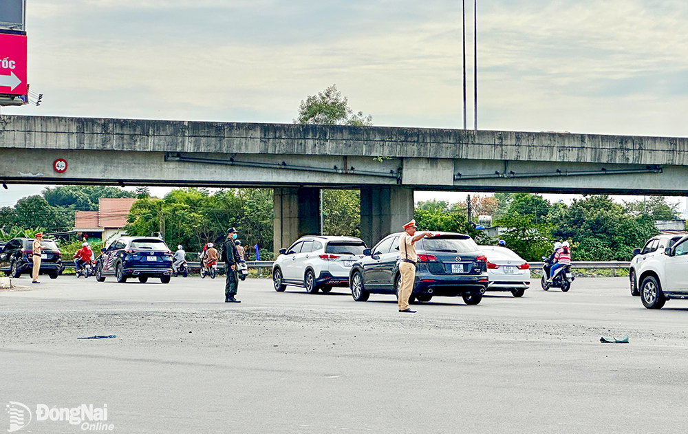 Trạm Cảnh sát giao thông Ngã ba Thái Lan (Phòng Cảnh sát giao thông Công an tỉnh) bố trí lực lượng điều tiết tại vòng xoay quốc lộ 51 với đường dẫn lên đường cao tốc TP.HCM - Long Thành - Dầu Giây. Ảnh: Đăng Tùng