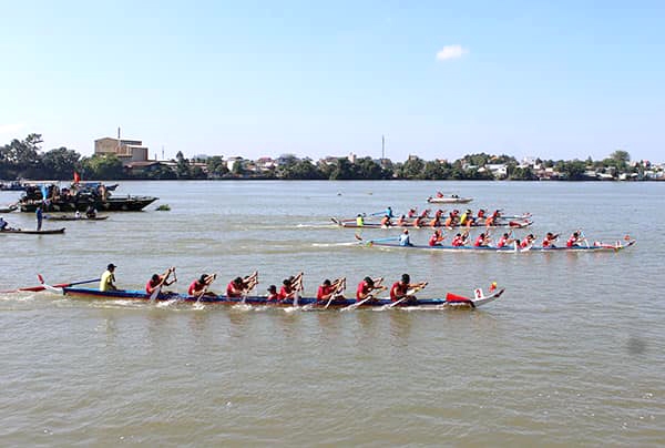 Đua thuyền trên sông Đồng Nai