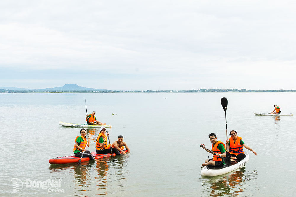 Du khách tham gia trải nghiệm chèo thuyền, bơi lội trên hồ Trị An. Ảnh: T.Nhân