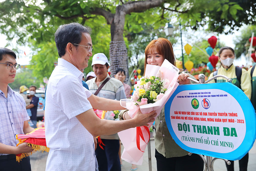 Bí thư Thành ủy Biên Hòa Võ Văn Chánh tặng hoa cho các đội thuyền tham dự giải