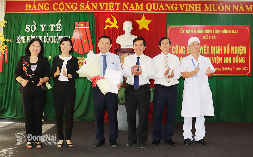 Lãnh đạo Sở Y tế, Công đoàn ngành Y tế cùng các đồng chí lãnh đạo, nguyên lãnh đạo Bệnh viện Nhi đồng Đồng Nai chúc mừng ThS-BS CKII Lê Anh Phong nhận nhiệm vụ mới