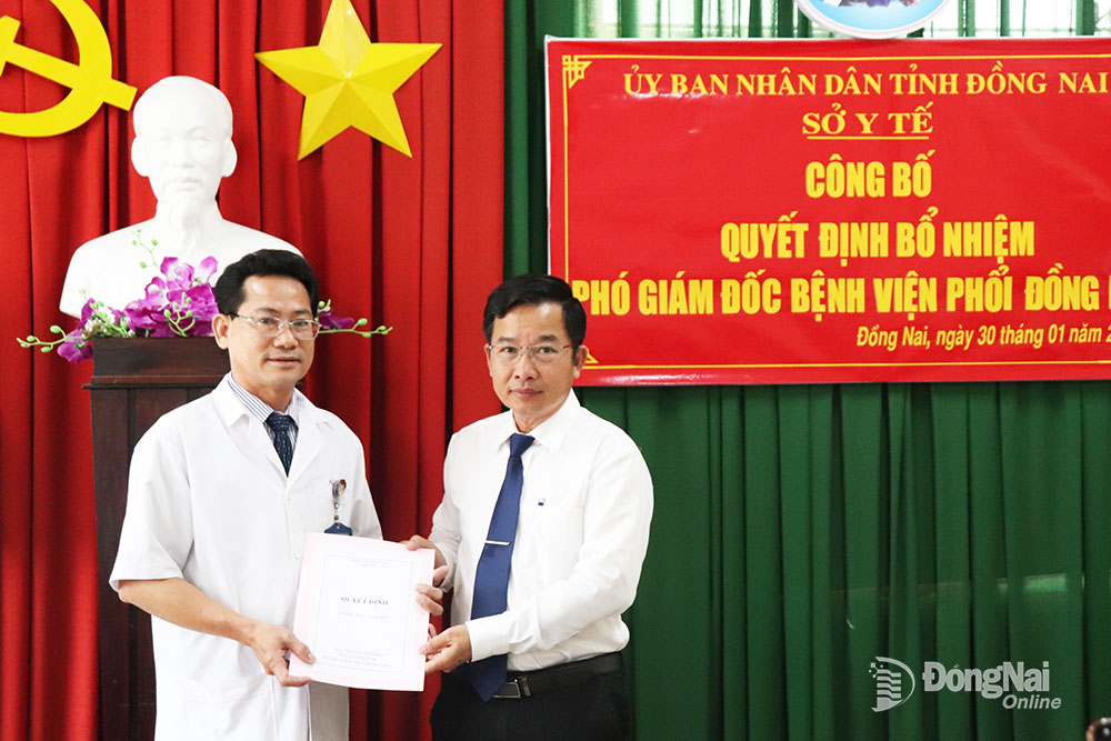Phó giám đốc phụ trách Sở Y tế Lê Quang Trung trao quyết định bổ nhiệm Phó giám đốc Bệnh viện Phổi Đồng Nai cho BS Hoàng Thi Thơ