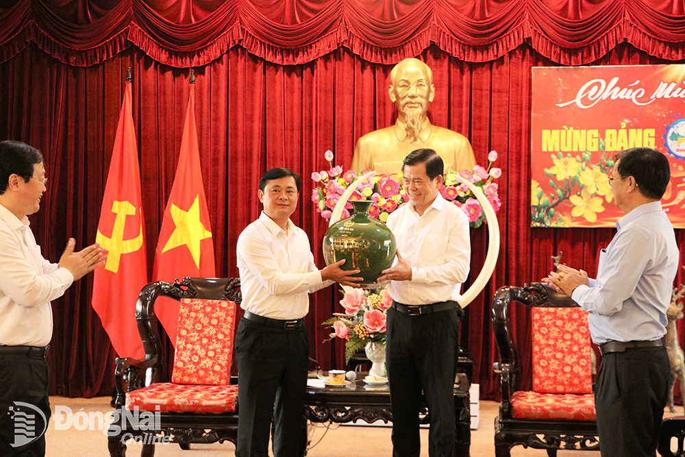 Tặng quà lưu niệm của Đồng Nai cho lãnh đạo tỉnh Nghệ An