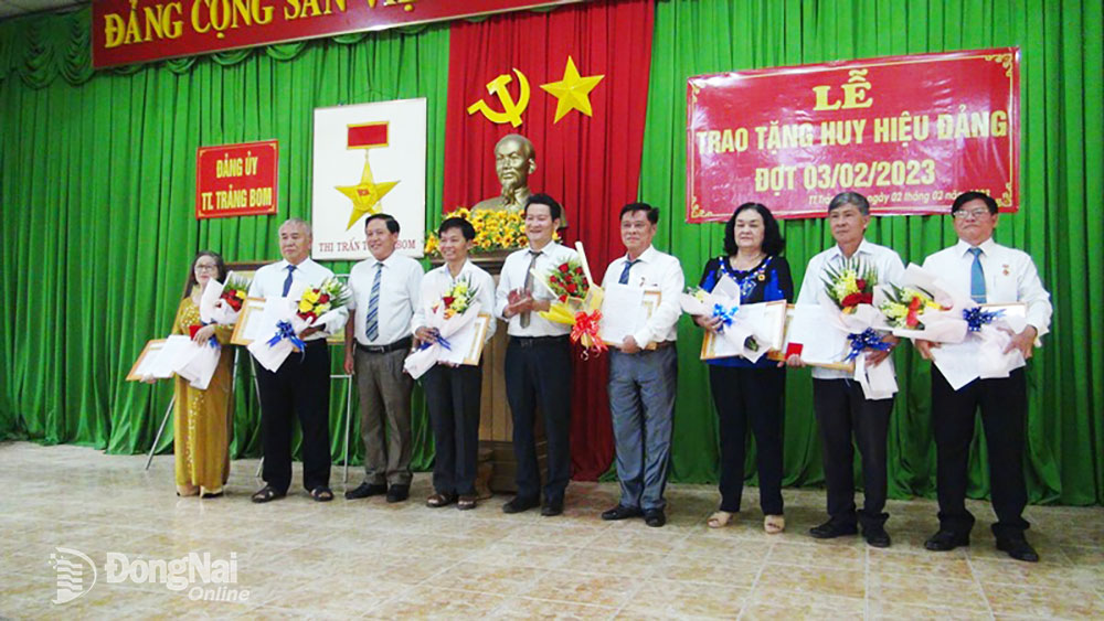 Lãnh đạo Đảng ủy TT.Trảng Bom trao Huy hiệu Đảng cho các đảng viên nhận Huy hiệu 30, 40 và 45 năm năm tuổi Đảng. Ảnh: Trọng Khôi