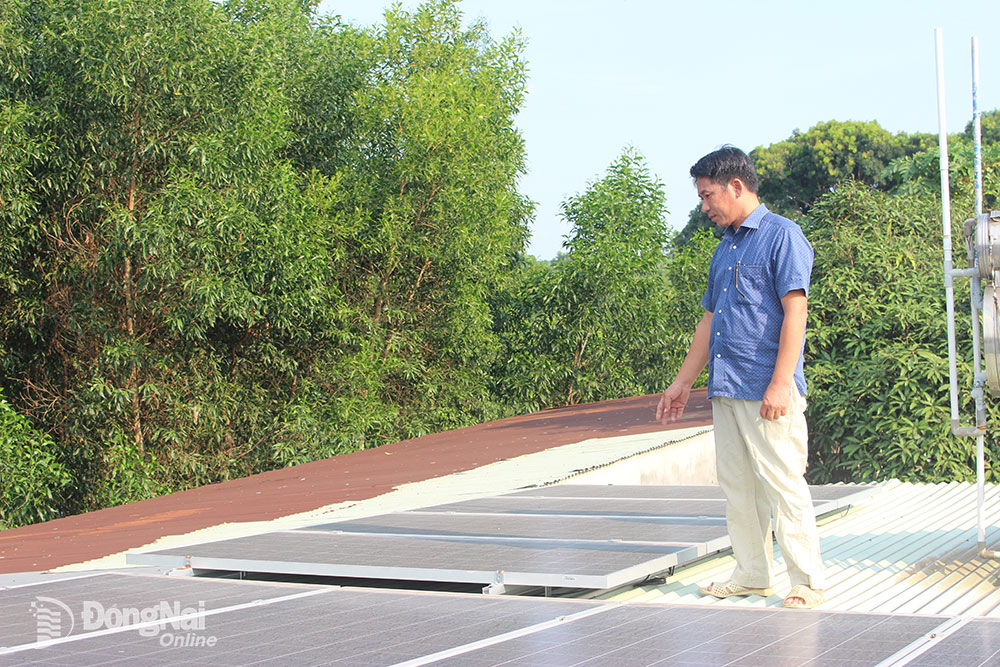 Người dân xã An Phước (H.Long Thành) lắp đặt điện mặt trời mái nhà để sử dụng và bán. Ảnh: L.An