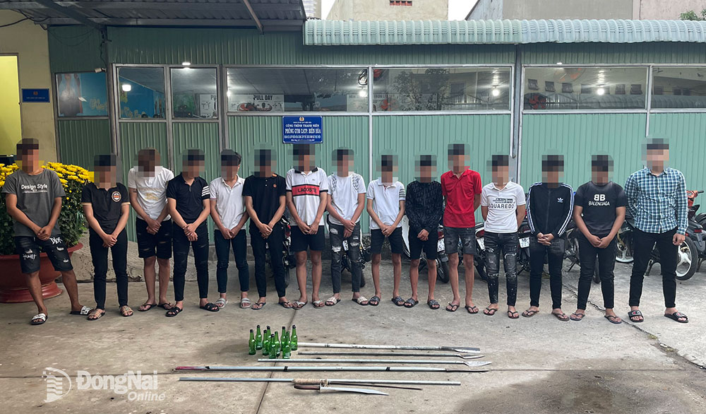 Nhóm thanh, thiếu niên tham gia hỗn chiến tại TP.Biên Hòa bị lực lượng công an phát hiện, bắt giữ vào ngày 31-1. Ảnh: Công an cung cấp