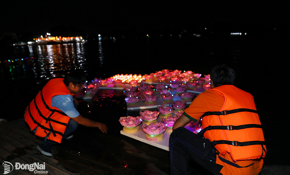 Đèn hoa đăng được thả ở giữa sông Đồng Nai