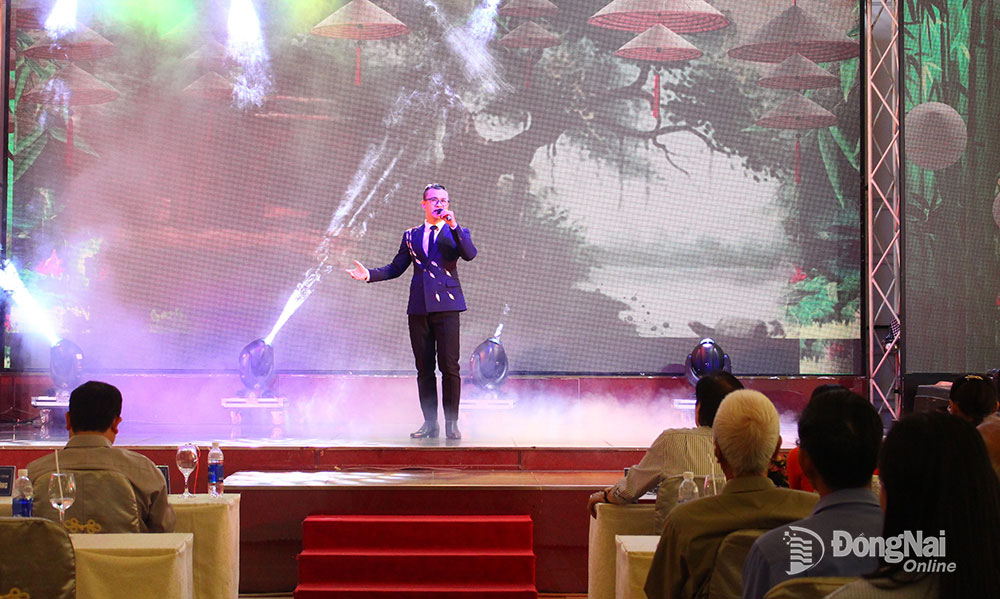 Nghệ sĩ Nhà hát Nghệ thuật Đồng Nai ngâm thơ trong chương trình Ngày thơ Việt Nam, Ngày Văn nghệ sĩ Đồng Nai năm 2023. Ảnh: M.Ny